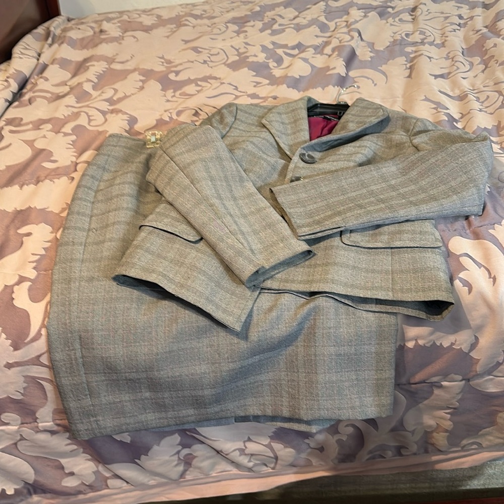 Beautiful business attire pinstriped w lined jacket.